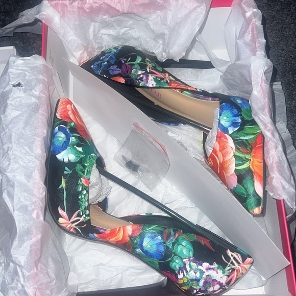 JustFab Women's Floral 5 in Heels - Picture 4 of 5